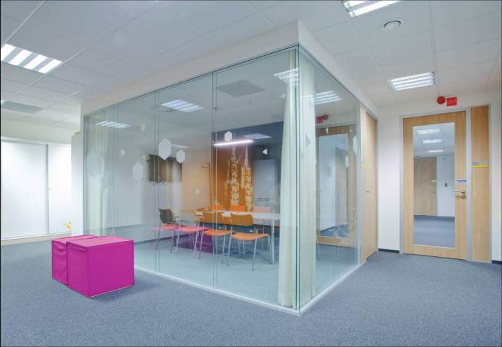 Embellissement de surfaces vitrées de bureaux